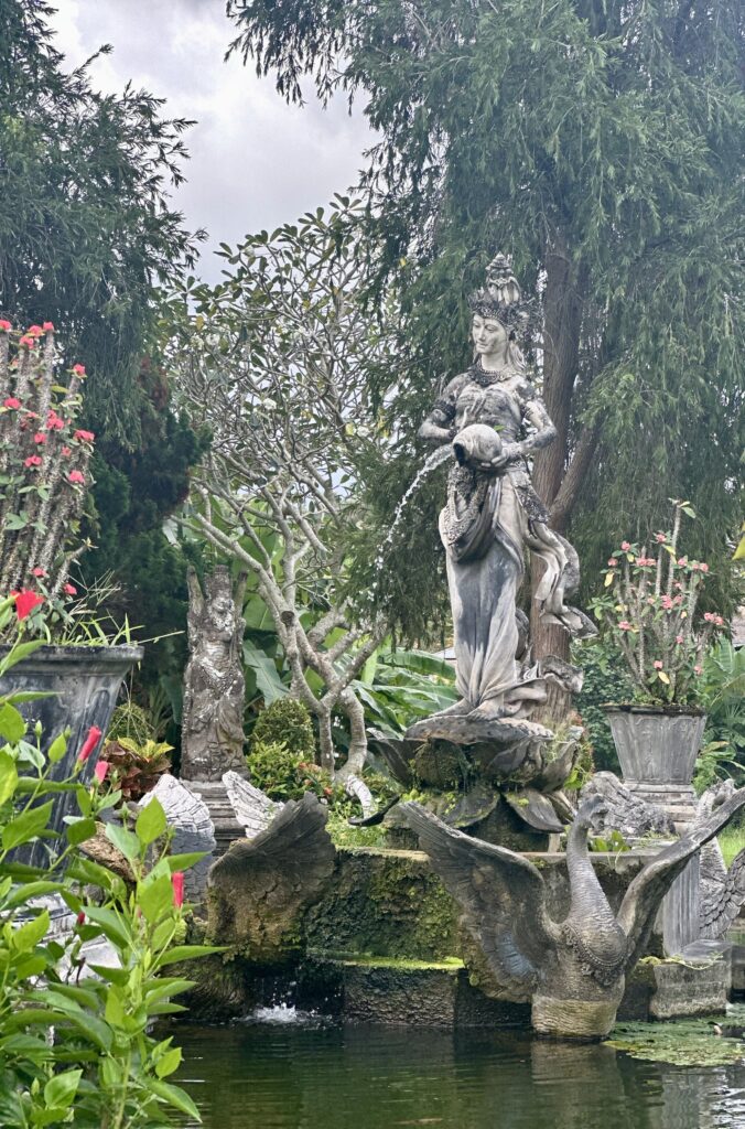 taman ujung statue